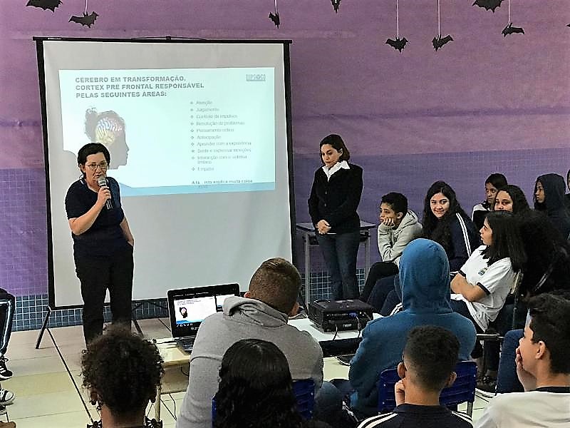 Alunos da Emef Camisão participam de palestra sobre saúde mental do adolescente 
