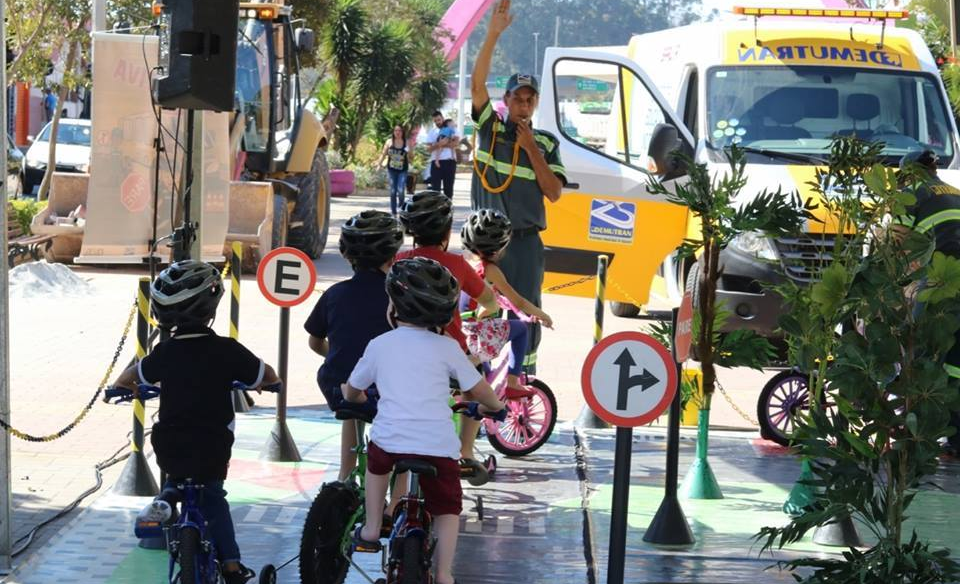 Projeto do Demutran de Barueri leva orientação de trânsito ao Bulevar do centro