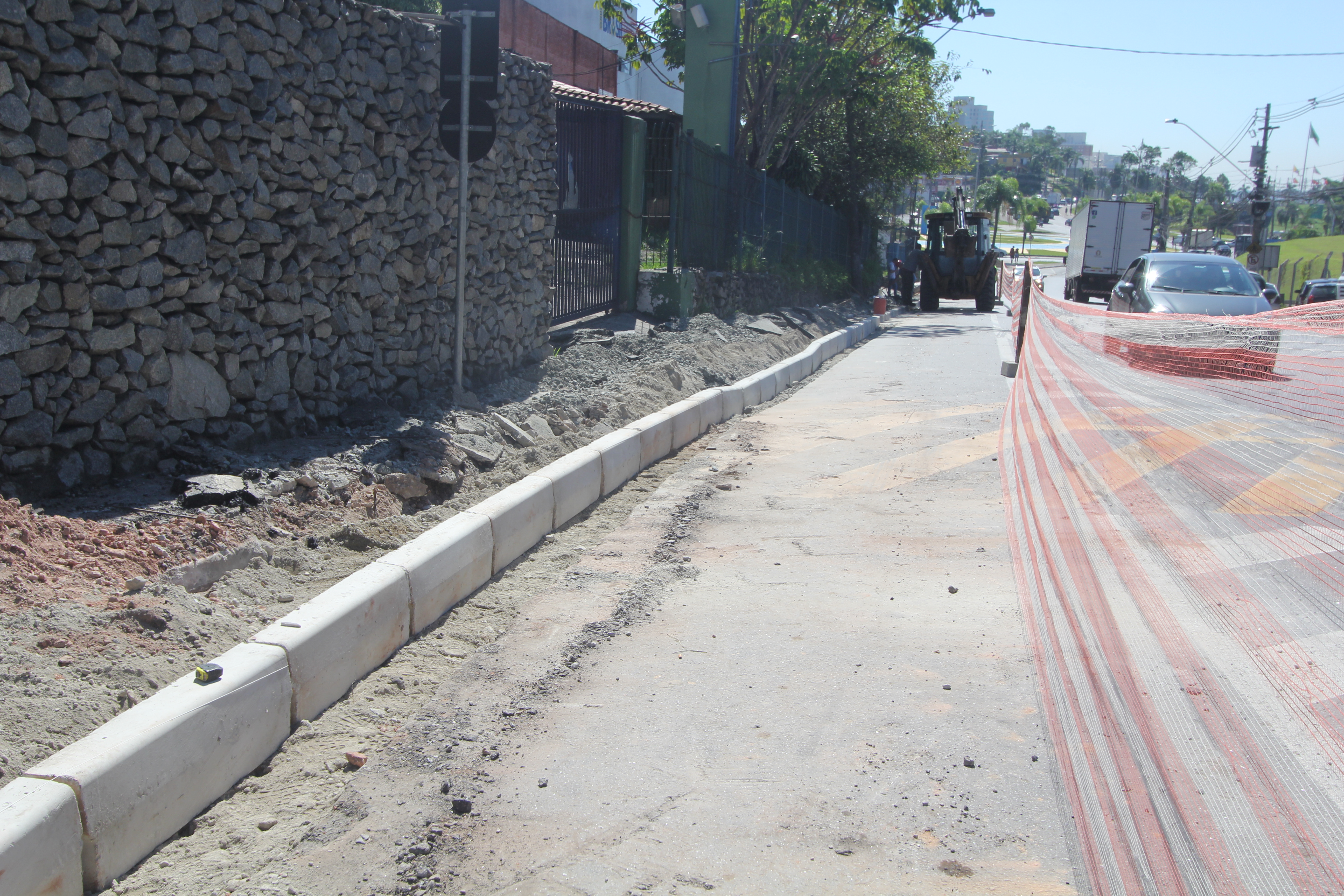 Estrada dos Altos tem obras em dois trechos para fluidez do tráfego