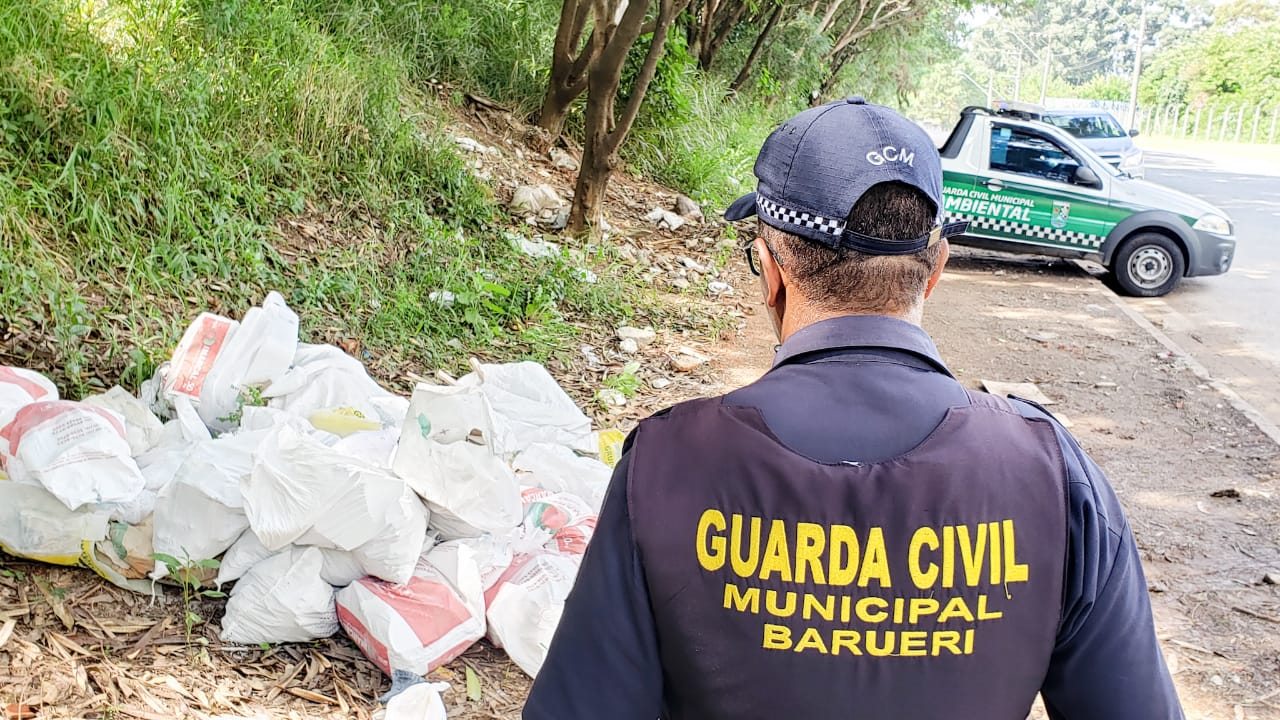 Videomonitoramento da Guarda flagra despejo ilegal de entulho e detém culpados