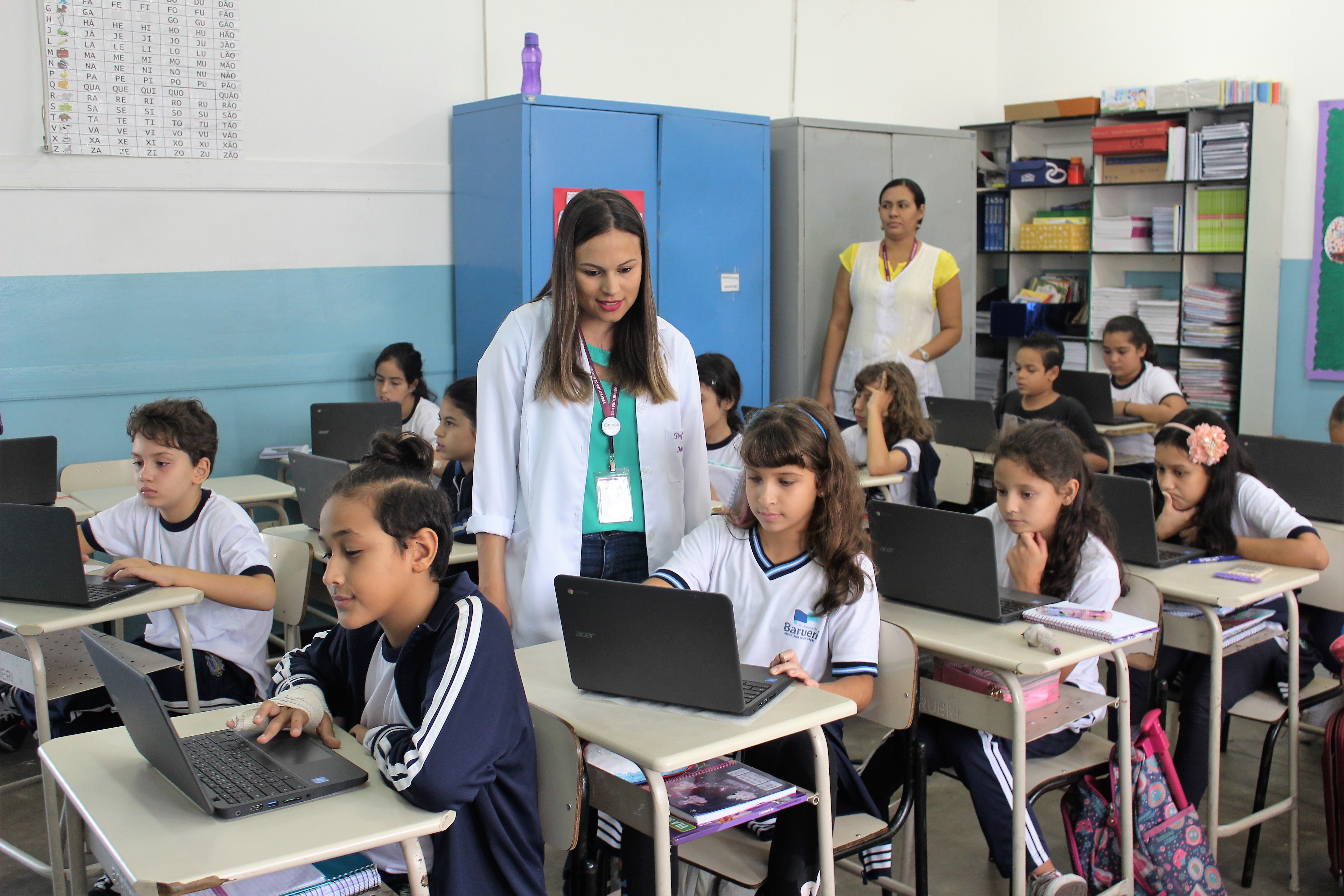 Estudantes de Barueri começam a usar os chromebooks como garantiu o prefeito Rubens Furlan