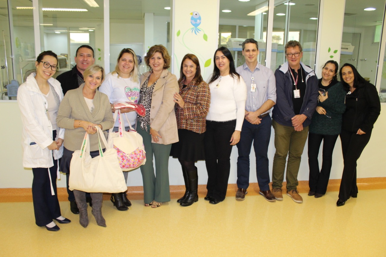 Recém-nascidos do HMB recebem doação da Campanha do Agasalho de Barueri 