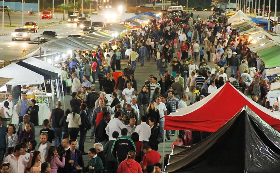 Feira noturna do centro de Barueri vira atração turística