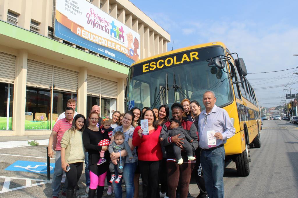 Novo ônibus transporta crianças e comunidades ao Centro de Primeira Infância