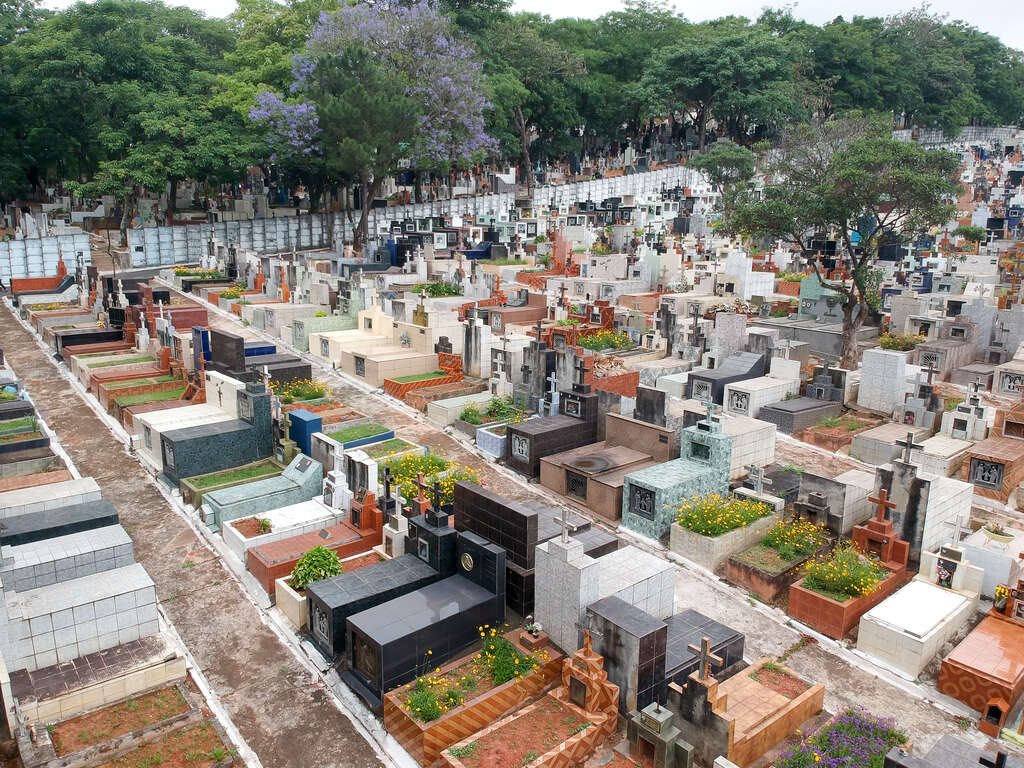Cemitério de Barueri se prepara para Dia de Finados com 60 mil visitas