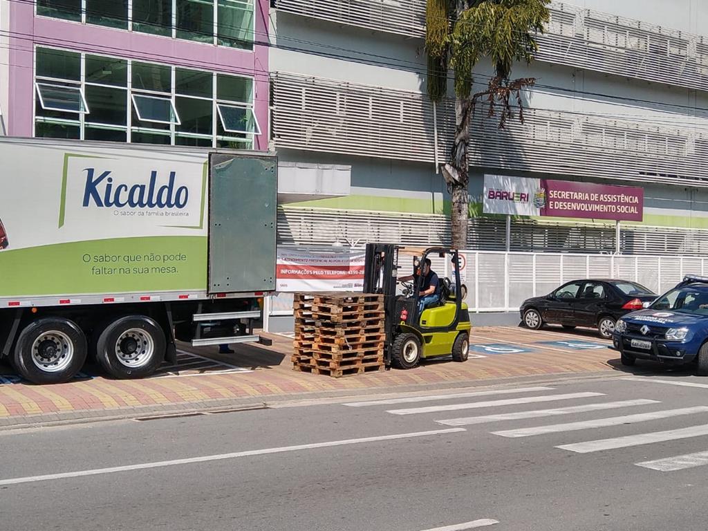 Barueri: No combate à pandemia, Kicaldo doa 10 toneladas de alimentos