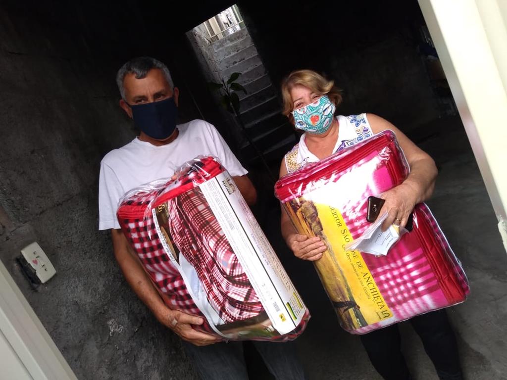 Campanha do Agasalho de Barueri: Idosos do Parque da Maturidade recebem cobertores em casa