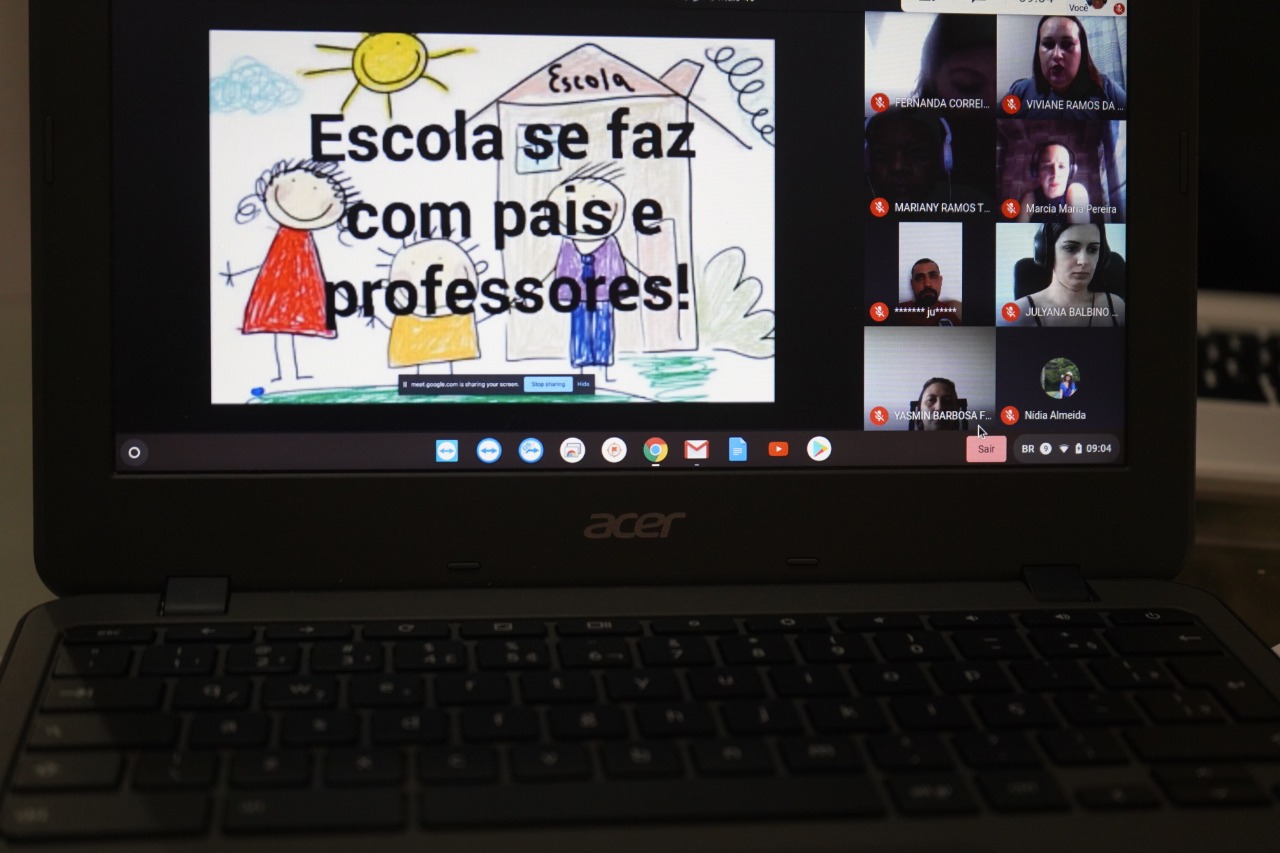 Nenhum aluno ficará para trás, assegura Barueri em reunião online com pais