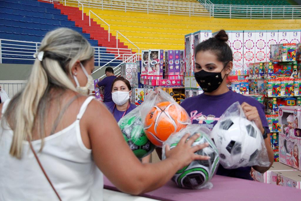 Entrega de brinquedos de Natal: a marca da alegria