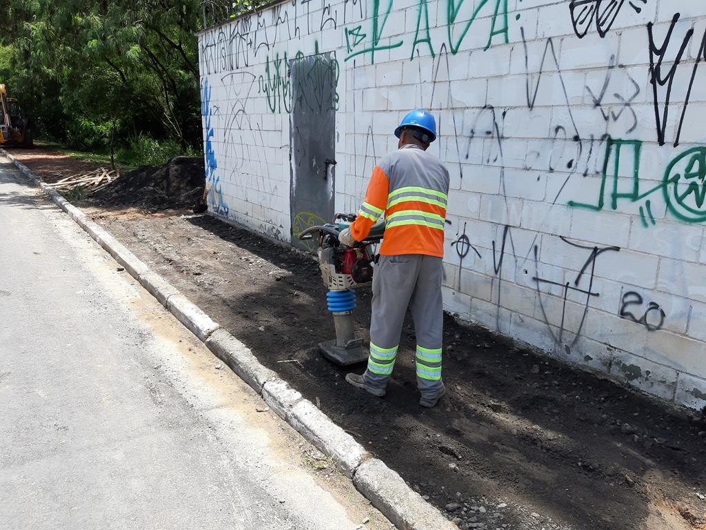 Prefeitura constrói calçadas entre o Maria Helena e a Aldeia de Barueri