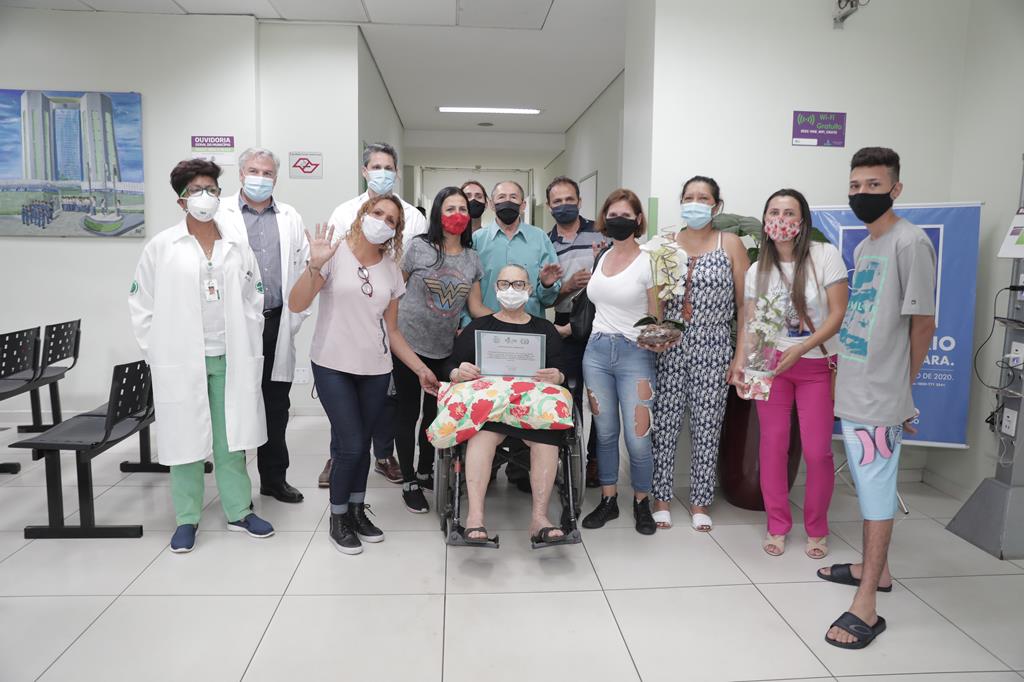 HMB celebra alta de número 2 mil dentre os pacientes de Covid-19