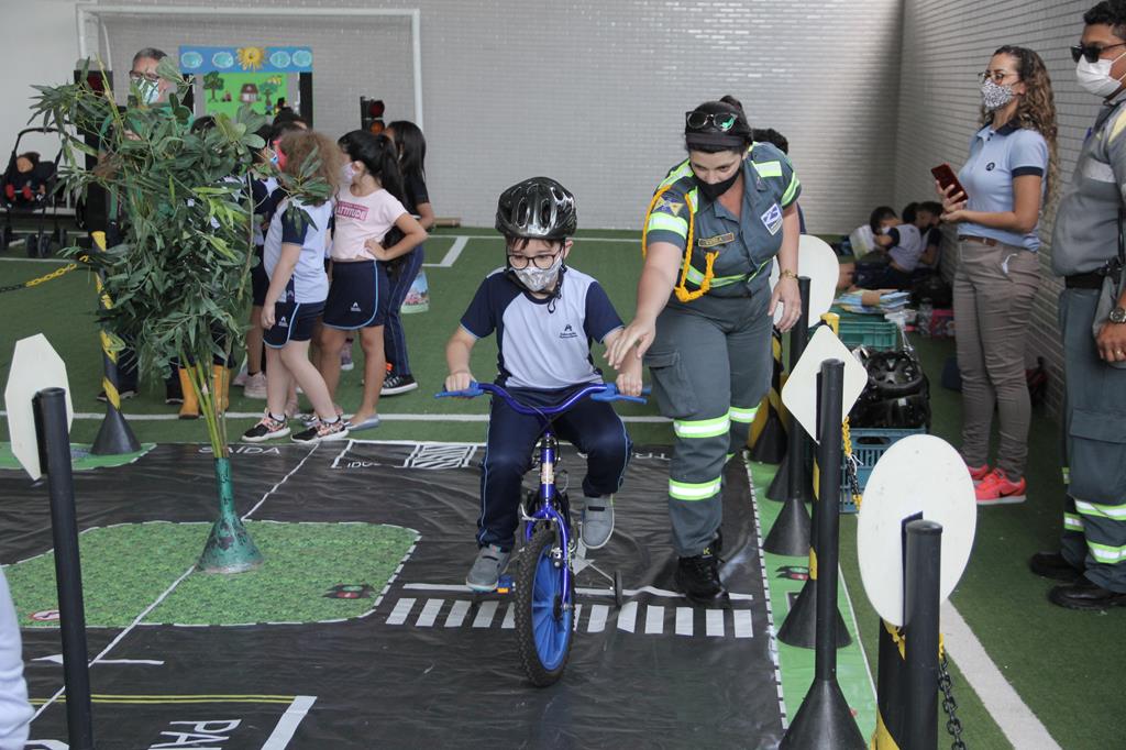 Demutran realiza ação educativa de segurança no trânsito em colégio de Alphaville