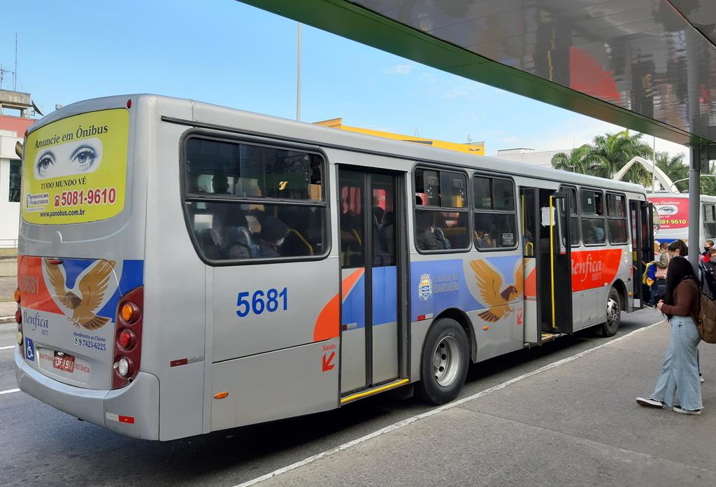 Ônibus de Barueri passam a circular com desembarque pela porta traseira