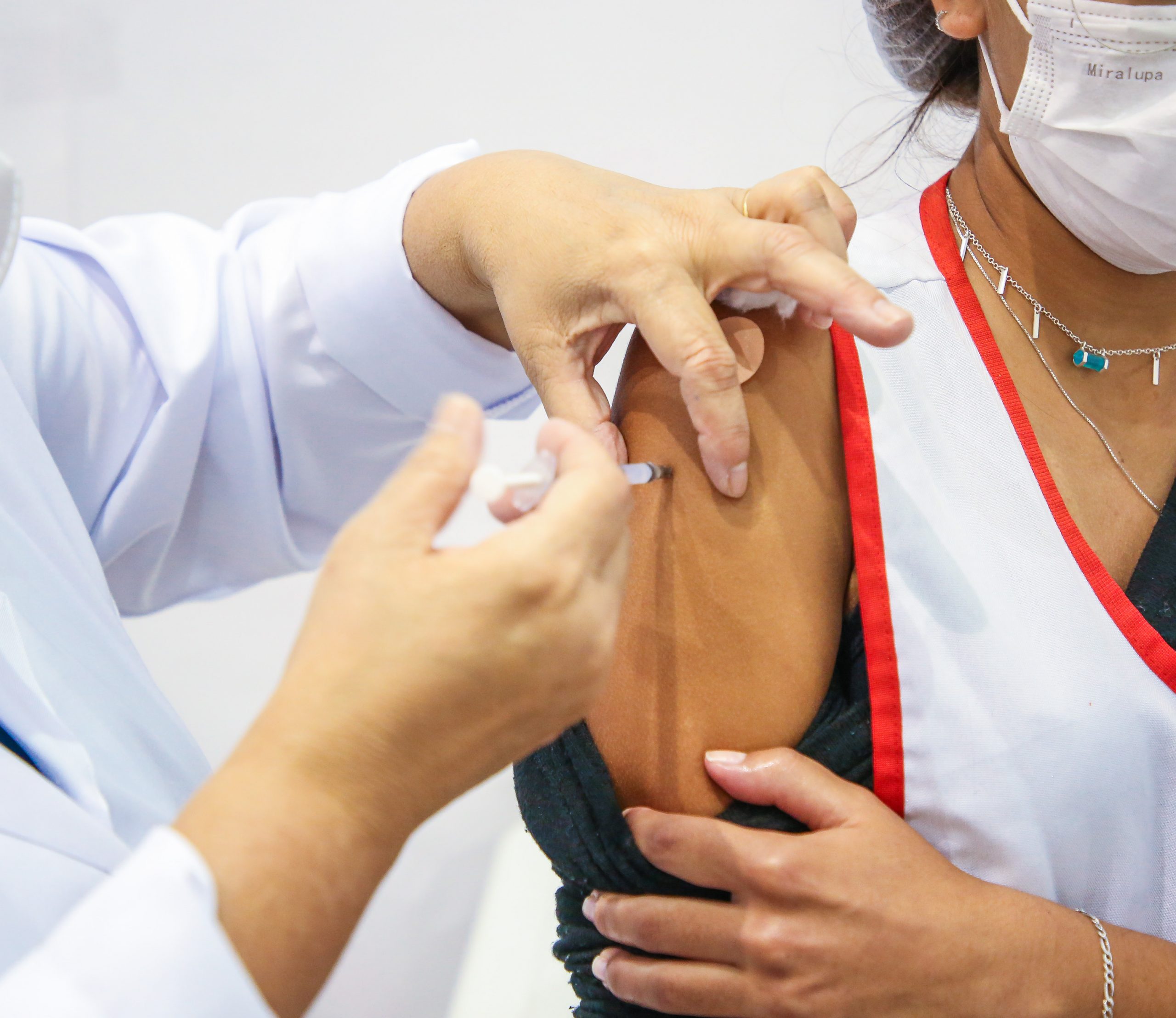 Osasco inicia 4ª dose de vacina contra covid em pessoas 50 anos ou mais e profissionais de saúde