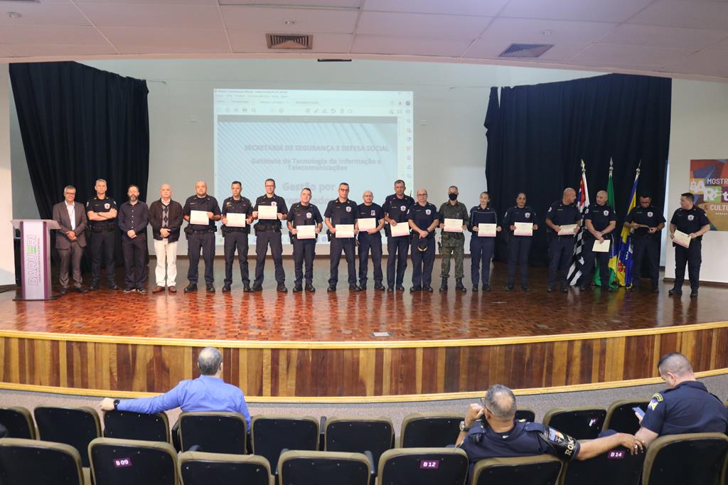 Agentes de trânsito e GCMs de Barueri concluem Curso de Formação Continuada