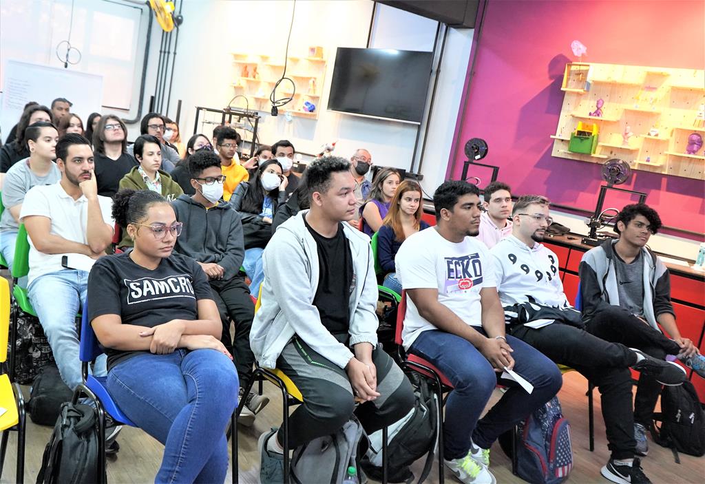 Professores do projeto Sala Maker passam por treinamento para atender 8 mil alunos