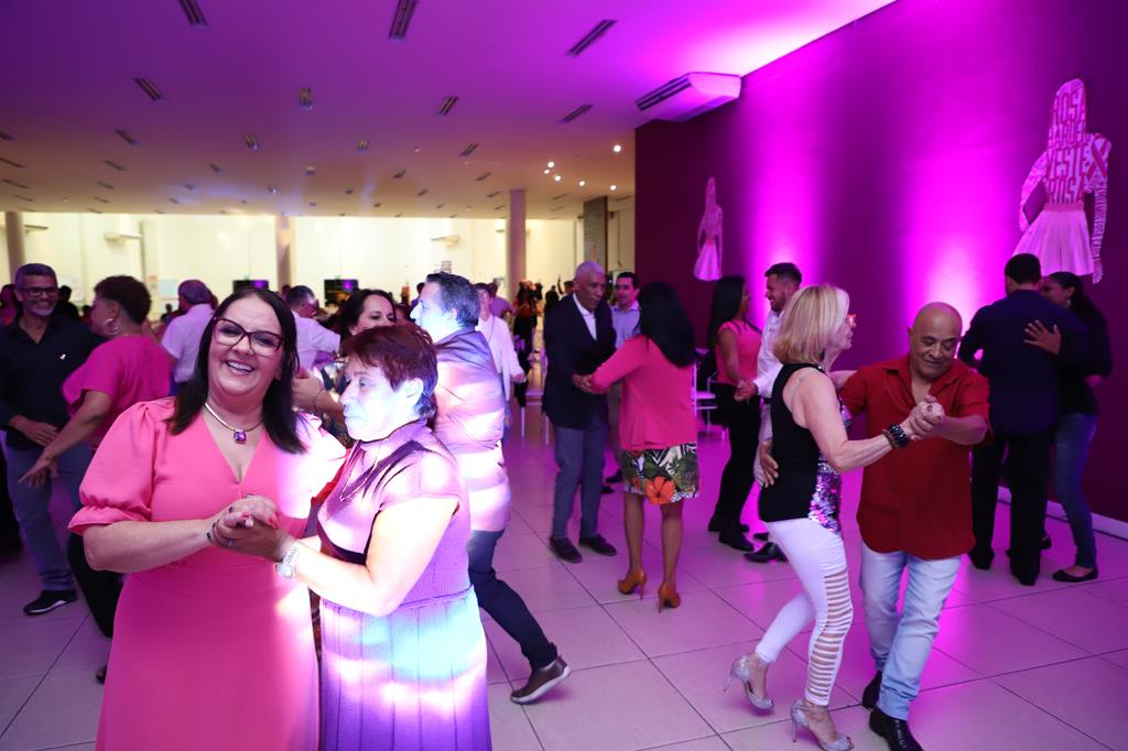 Celebrando a vida: Barueri realiza Baile das pérolas rosas