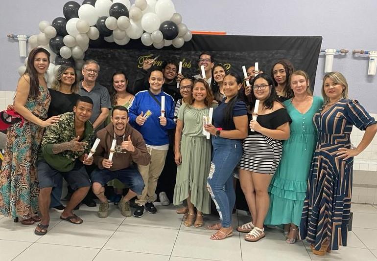 Barueri: Jovens e adultos se formam pelo EJA e comemoram com familiares
