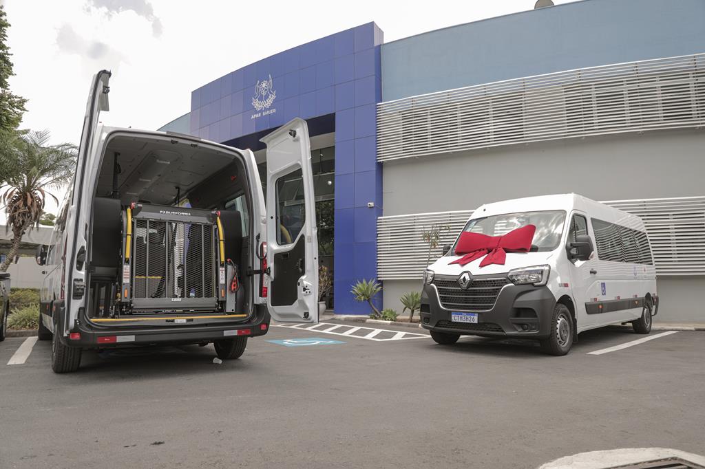 APAE Barueri recebe doação de dois veículos adaptados do consulado-geral do Japão