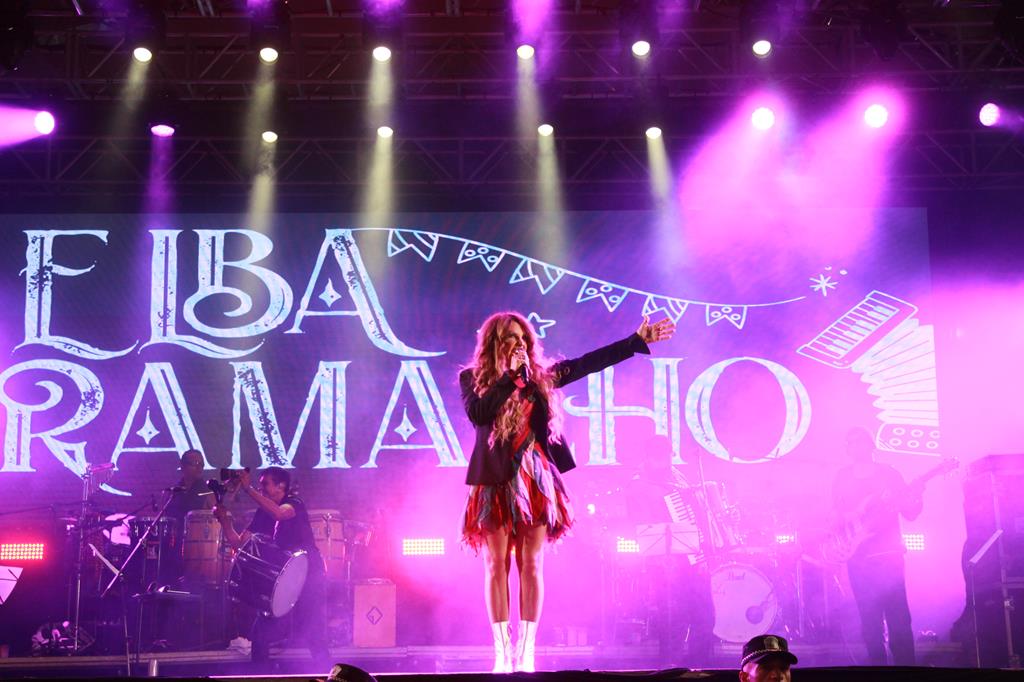 Elba Ramalho encerra Arraiá de Barueri com repertório de sucessos