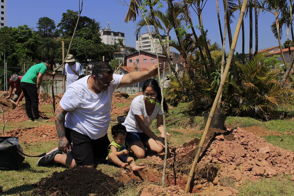 Barueri comemora Dia da Árvore com plantio de 500 espécies nativas 
