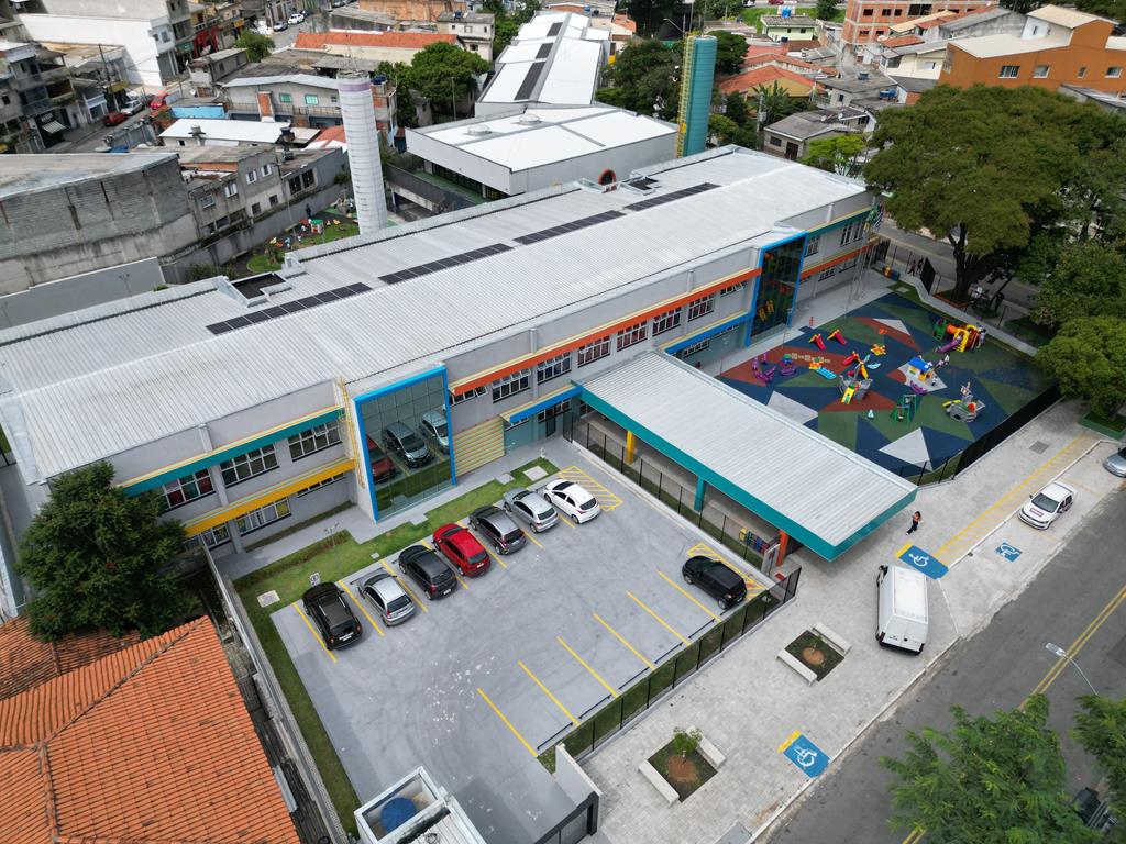 Prefeitura entrega escola e campo de futebol neste fim de semana
