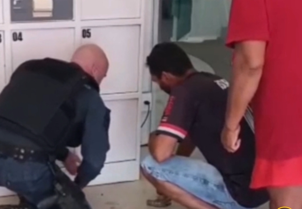 VIRALIZOU: Garoto de 3 anos fica preso em armário minúsculo em banco