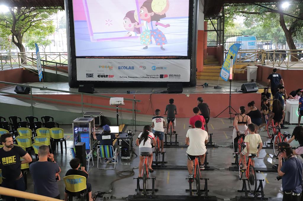 BikeCine encanta moradores de Barueri com cinema sustentável no Parque Dom José