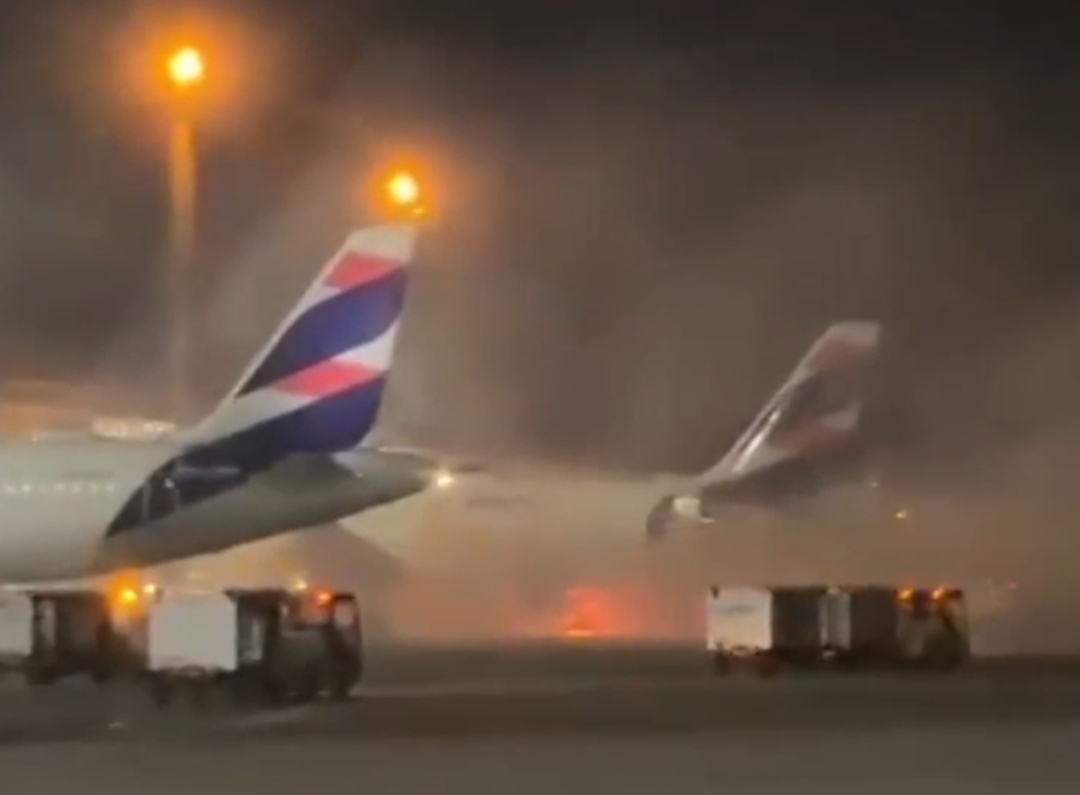 VÍDEO: Fogo em equipamento provoca evacuação urgente de aeronave em Guarulhos