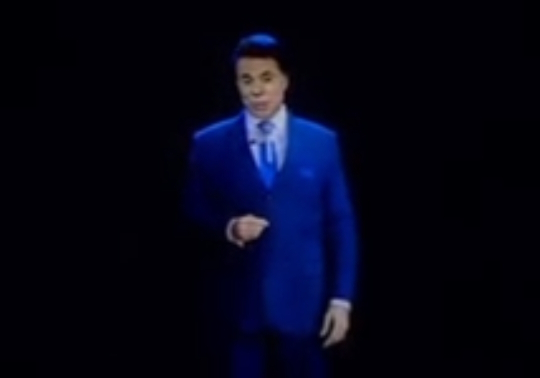 VÍDEO: Lançamento do SBT News faz homenagem a Silvio Santos que aparece virtualmente no palco