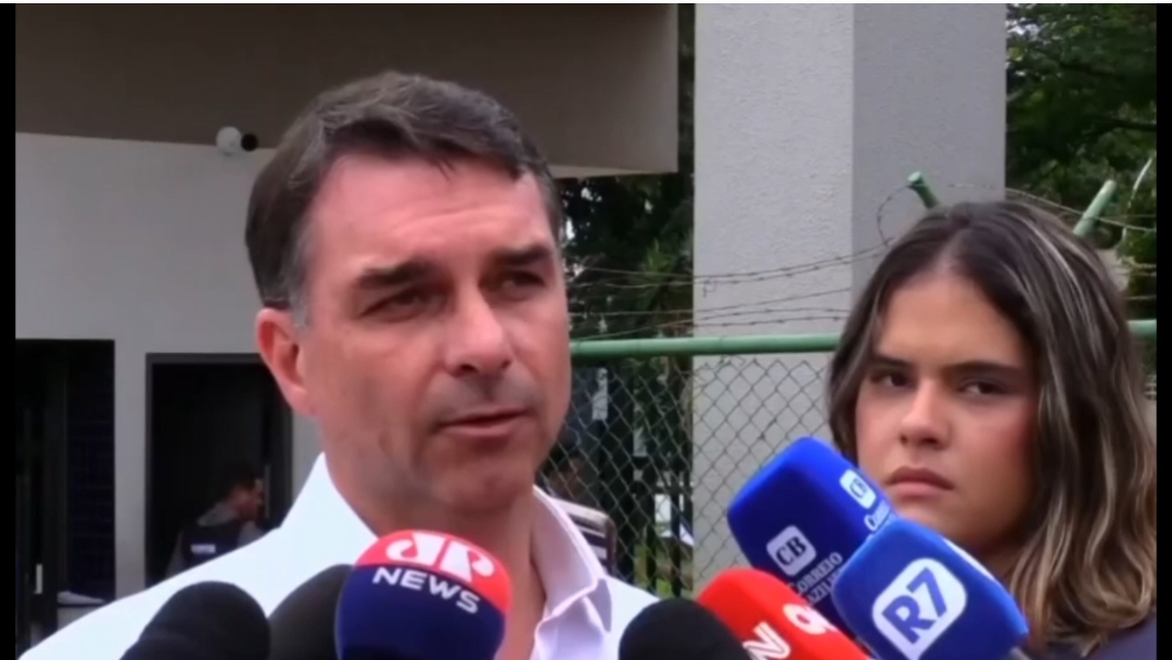 VÍDEO: Flávio Bolsonaro surpreende e aparece em segundo em 5 cenários pesquisados