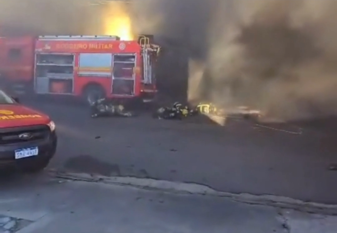 VÍDEO: Forte explosão durante incêndio deixa 6 bombeiros feridos