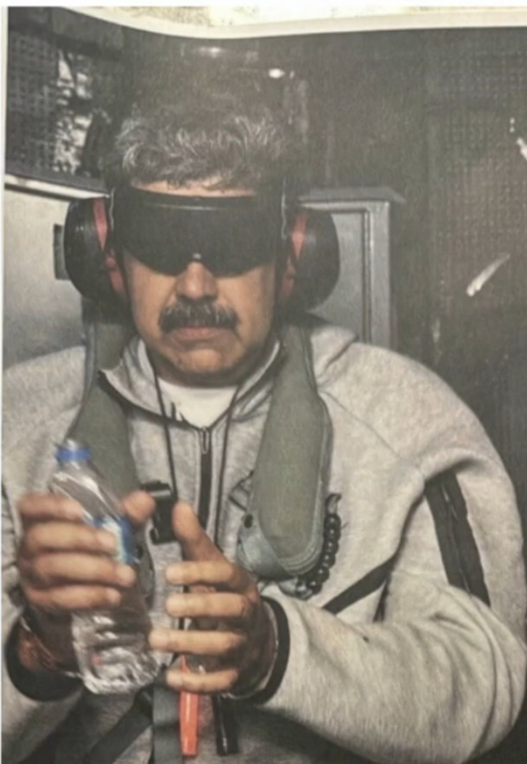 Trump divulga foto de Maduro sendo transportado para os EUA