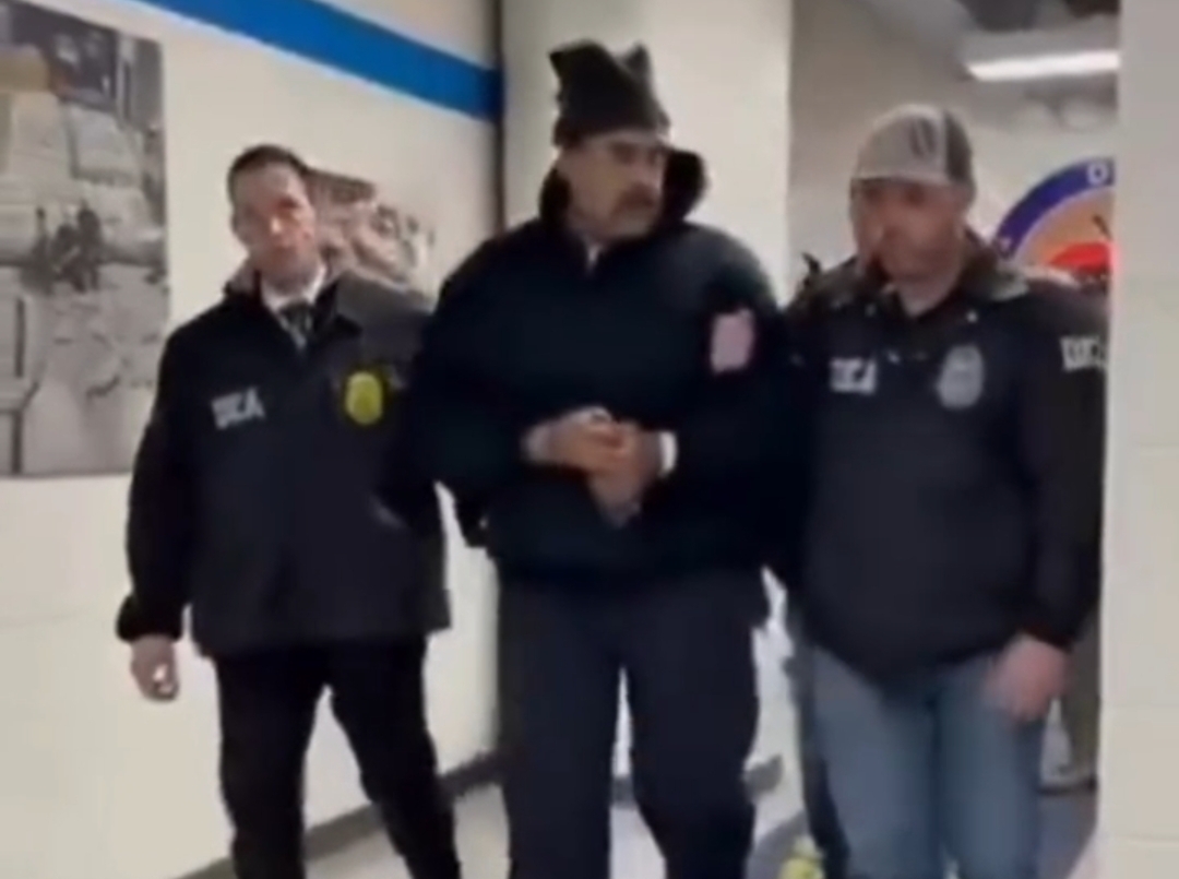 VÍDEO: Casa Branca publica vídeo que mostra Maduro algemado chegando na DEA