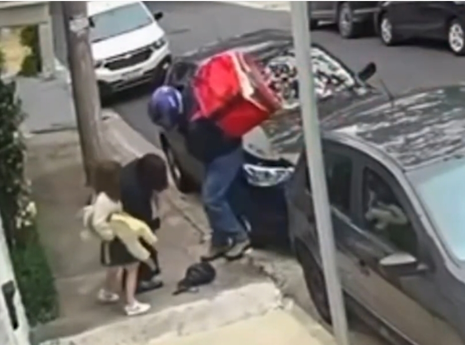 VÍDEO: Veja o momento em que a esposa de Pedro Bial e a filha são&nbsp; assaltadas em São Paulo