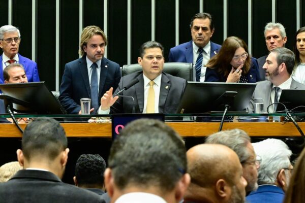 Congresso derruba veto e aprova redução de pena de Bolsonaro