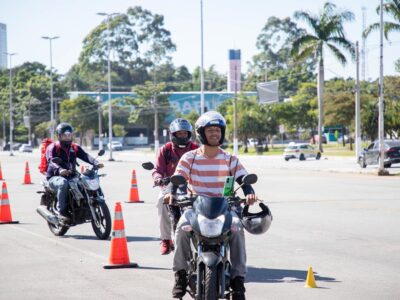 Barueri promove ação do Maio Amarelo voltada a motociclistas