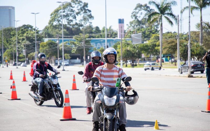Barueri promove ação do Maio Amarelo voltada a motociclistas