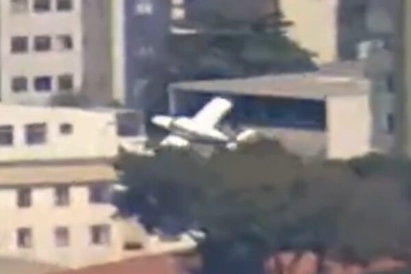 VÍDEO: Avião cai, bate em prédio e deixa dois mortos em Belo Horizonte