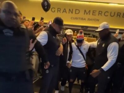 VÍDEO: Multidão tenta ver Neymar em hotel e provoca tumulto com seguranças