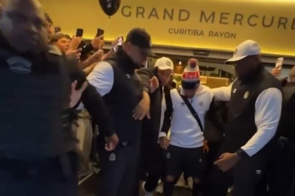VÍDEO: Multidão tenta ver Neymar em hotel e provoca tumulto com seguranças