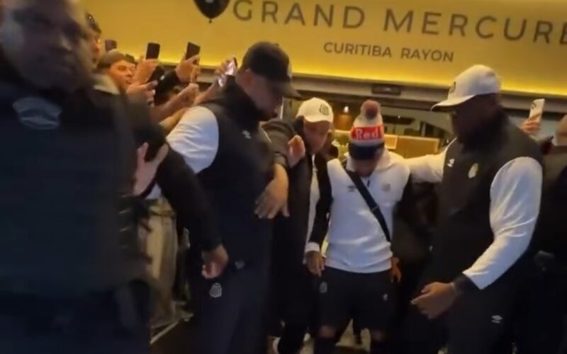 VÍDEO: Multidão tenta ver Neymar em hotel e provoca tumulto com seguranças