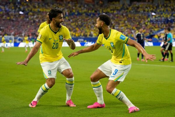 Próximo jogo do Brasil contra o Japão será ponto facultativo em oito estados