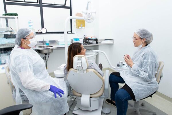 Julho Neon Barueri reforça a prevenção e o diagnóstico precoce do câncer de boca
