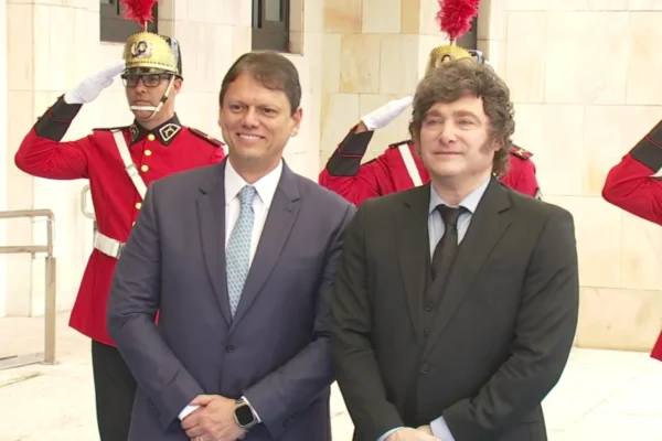 VÍDEO: Milei chega a São  Paulo e recebe  homenagem do governador Tarcísio