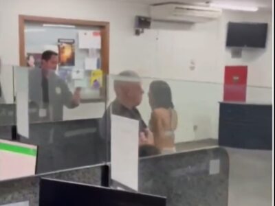 VíDEO: Mulher trans toma celular de policial dentro da delegacia e sai em disparada