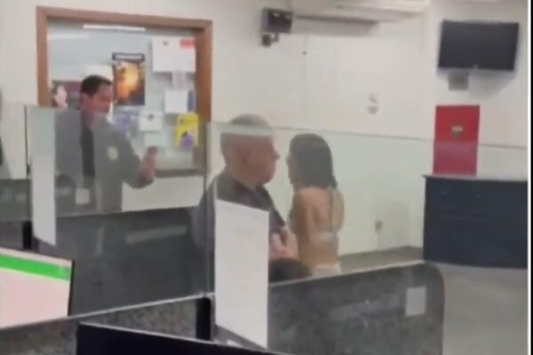 VíDEO: Mulher trans toma celular de policial dentro da delegacia e sai em disparada