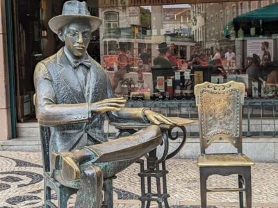 Turismo: Saiba porque esta estátua de Fernando Pessoa está diante do Café A Brasileira em Lisboa