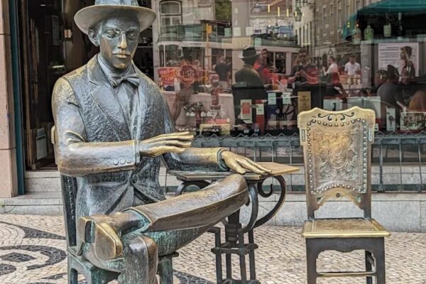Turismo: Saiba porque esta estátua de Fernando Pessoa está diante do Café A Brasileira em Lisboa