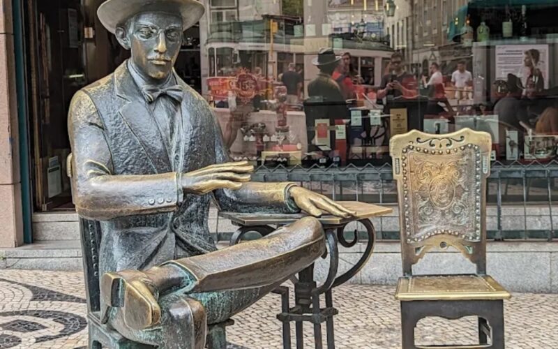 Turismo: Saiba porque esta estátua de Fernando Pessoa está diante do Café A Brasileira em Lisboa